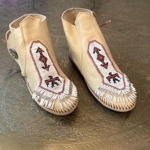 Moccasins vintage Minnetonka tan beautiful 6.5
